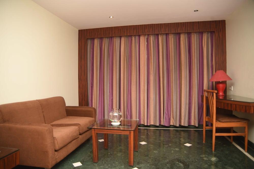 Hotel Maurya Bangalore Bagian luar foto