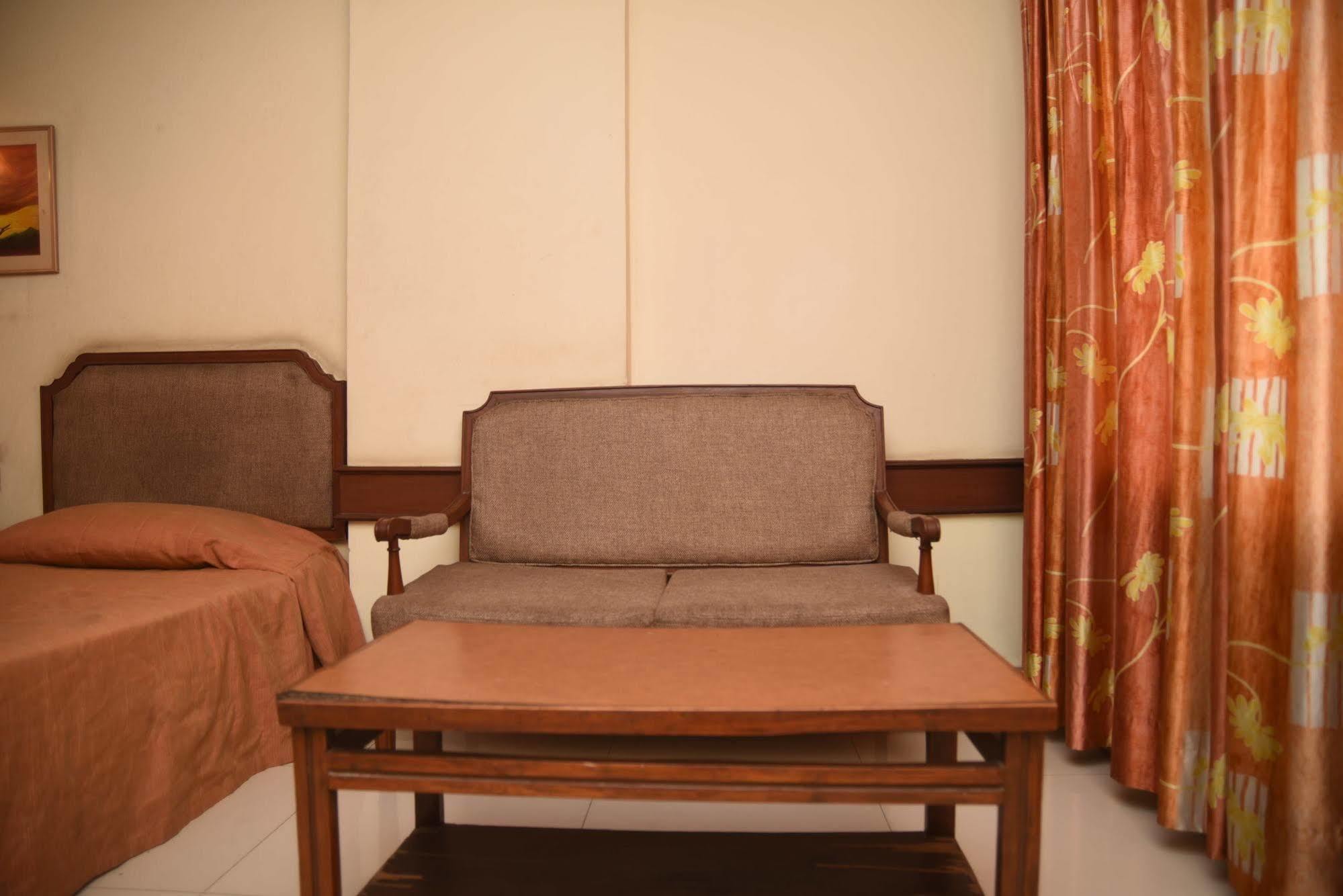 Hotel Maurya Bangalore Bagian luar foto
