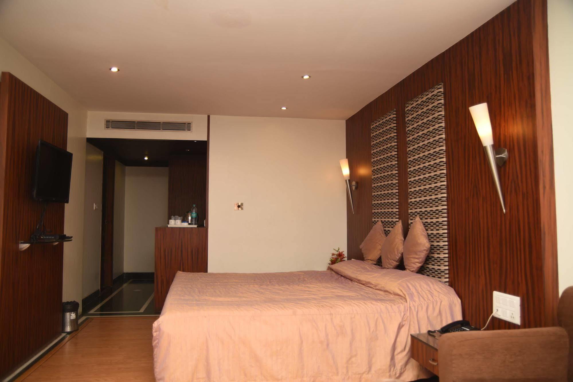 Hotel Maurya Bangalore Bagian luar foto
